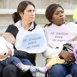 Mamme in piazza per l'allattamento al seno